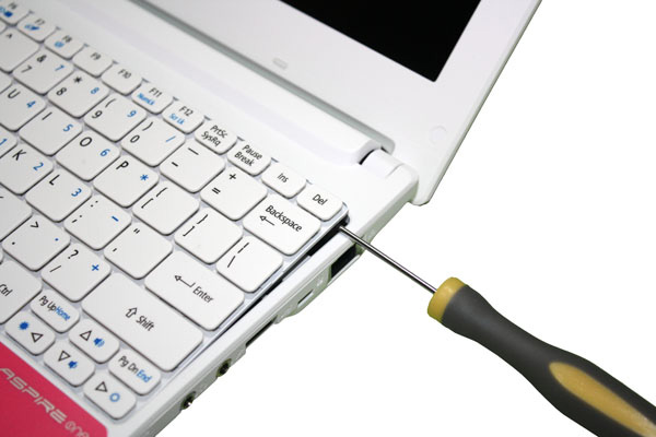 Aiutiamoci con un cacciavite per staccare la tastiera dal netbook Acer Aspire One D255 Happy