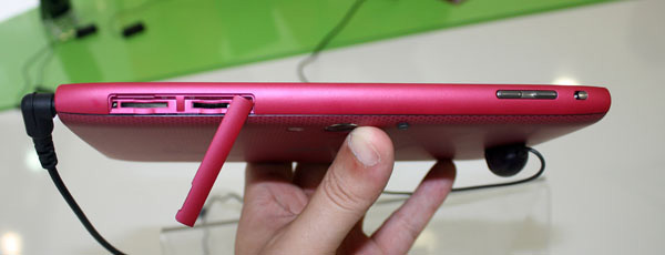 Acer Iconia Tab A100 rosso interfacce