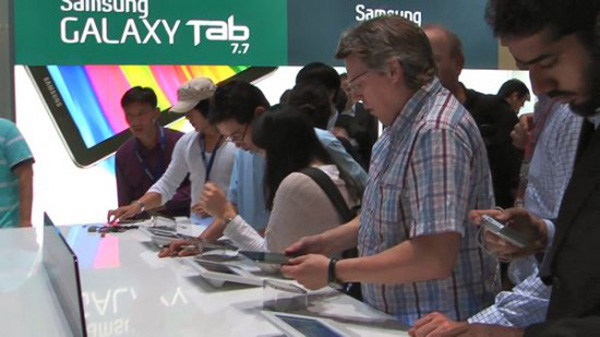 Samsung Galaxy Tab 7.7 stand prima