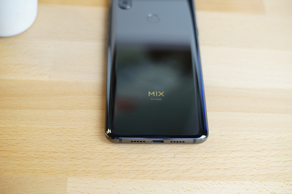 Xiaomi Mi Mix 3 è uno smartphone con luci ed ombre